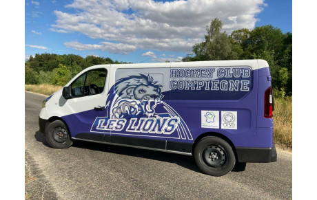 Le nouveau minibus est superbement décoré aux couleurs du HCC